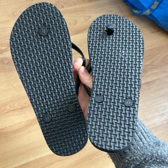 Black flip flops - Picture 2 of 2